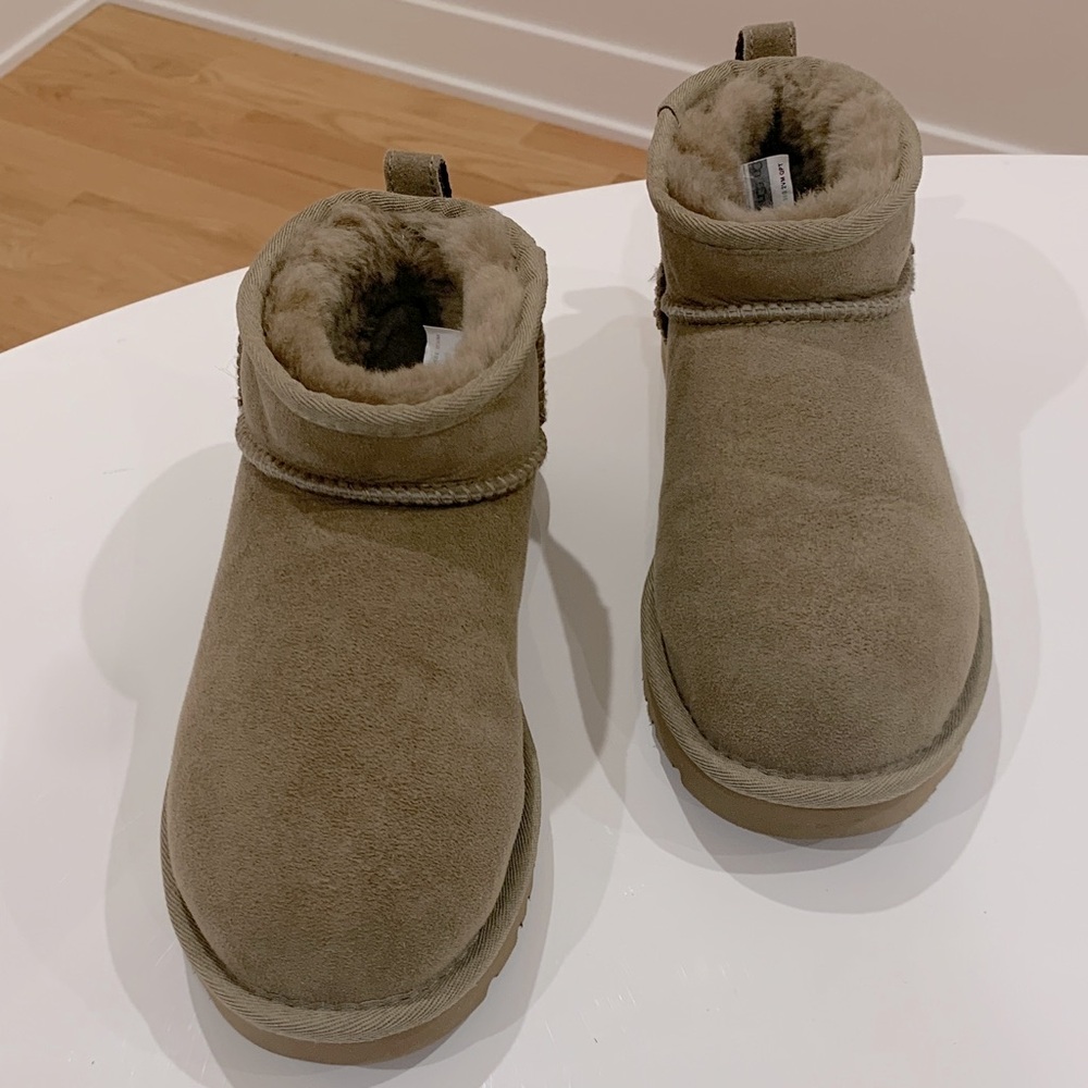 UGG Classic ultra mini taupe beige new w/o tags boots sz 8
